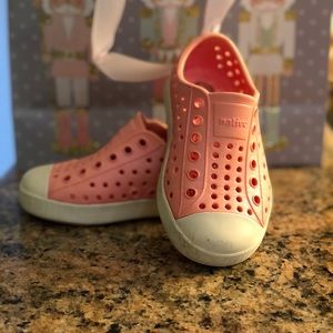 Native Rubber Shoes Toddler sz C7 (pink shimmer)
